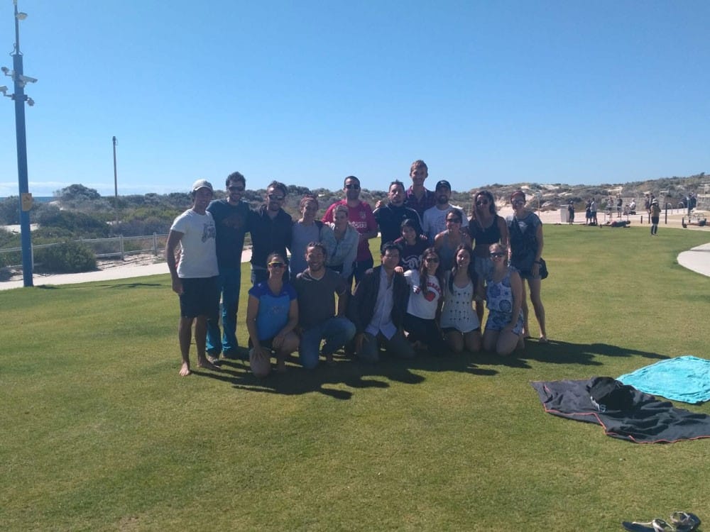 estudiantes en Australia grupo de jóvenes posando para cámara y sonriendo